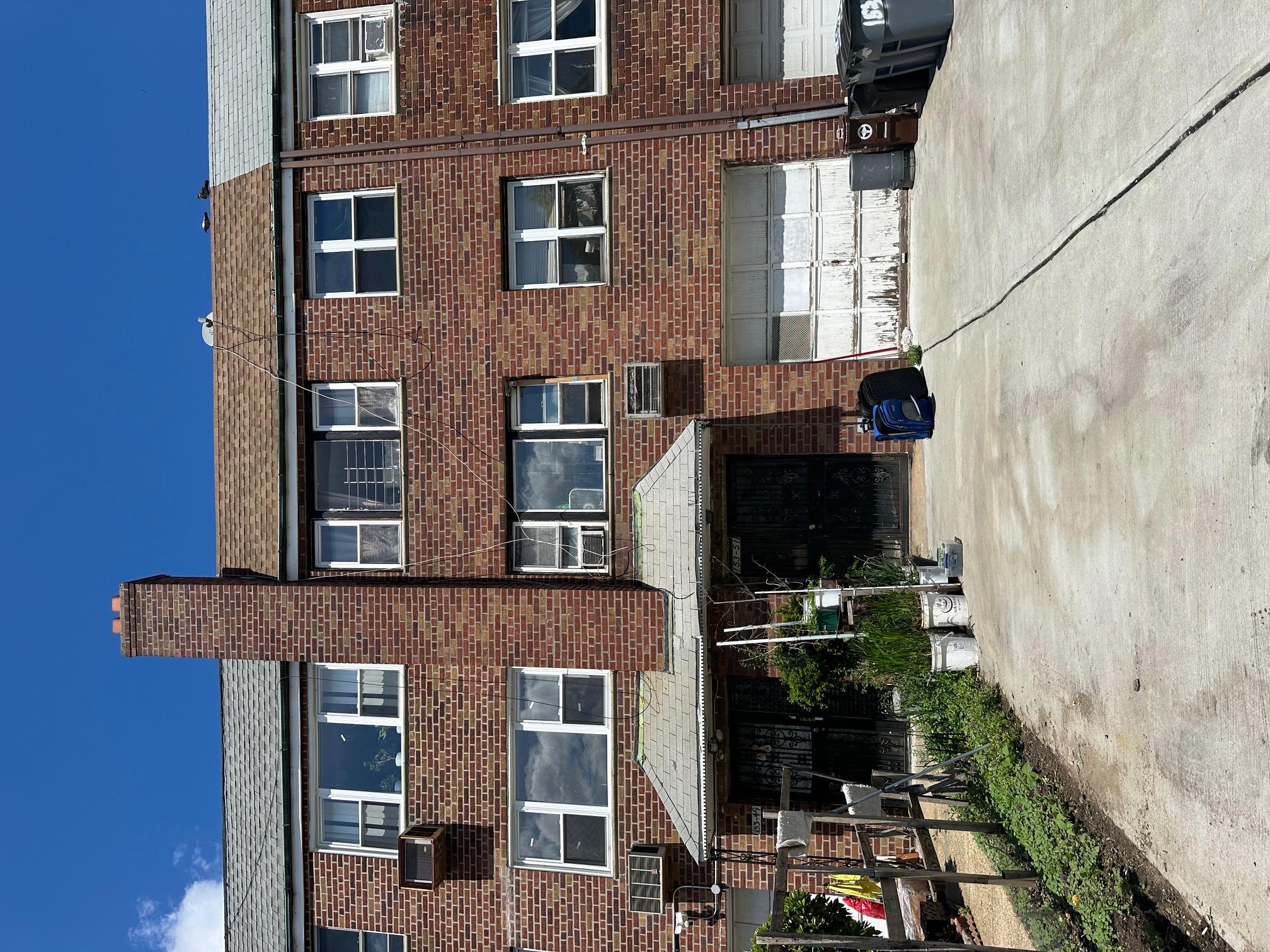 Horace Harding Expressway, Flushing, Queens, NY - 6 Bedrooms  
4 Bathrooms  
14 Rooms - 