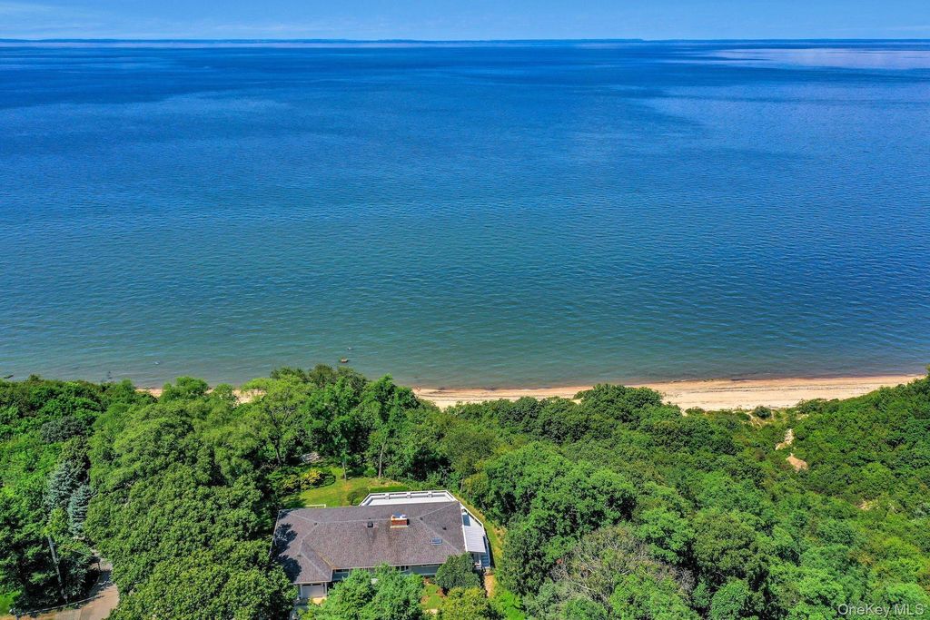 Photo of 1 Dolphin Way, Riverhead, NY 11901 (MLS # 895100)