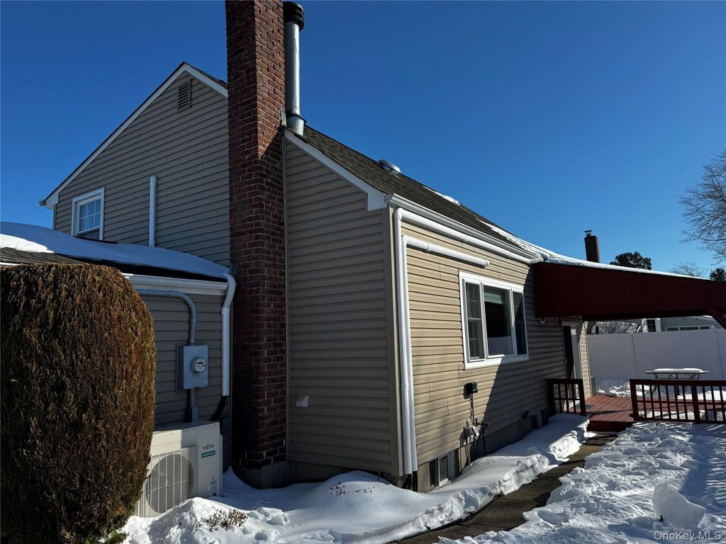 Photo of 638 Saint George Avenue, North Babylon, NY 11703 (MLS # 959622)