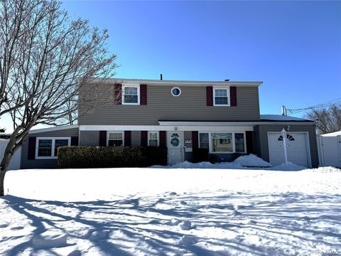 Photo of 638 Saint George Avenue, North Babylon, NY 11703 (MLS # 959622)
