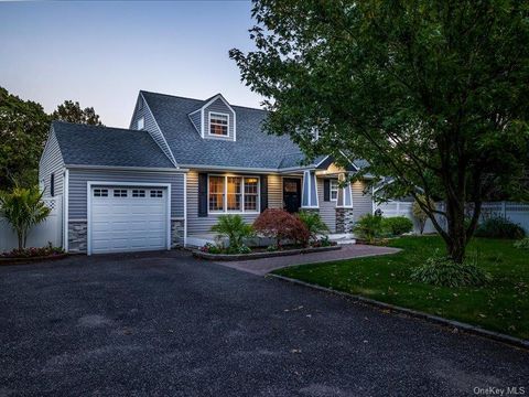 Photo of 895 Sycamore Avenue, Bohemia, NY 11716 (MLS # 915692)