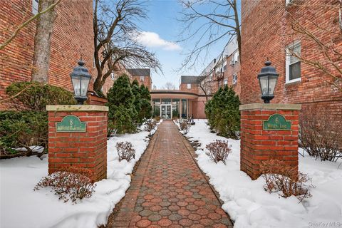 Homes For Sale - 8 Wooleys Lane Ln #APT B12<br/> Great Neck, NY 11023