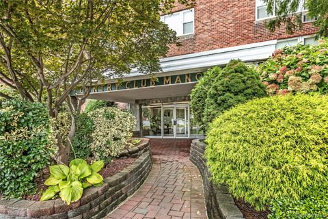 Photo of 250 W Merrick Road #2L, Freeport, NY 11520 (MLS # 912803)