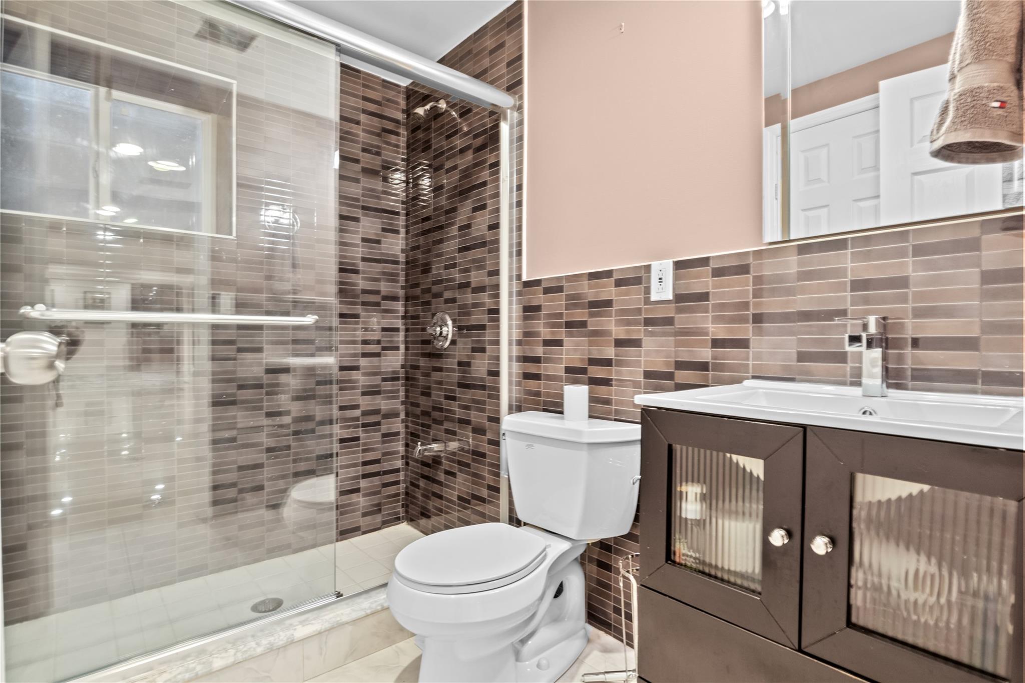 33 Snapdragon Lane, Roslyn Heights, New York image 31