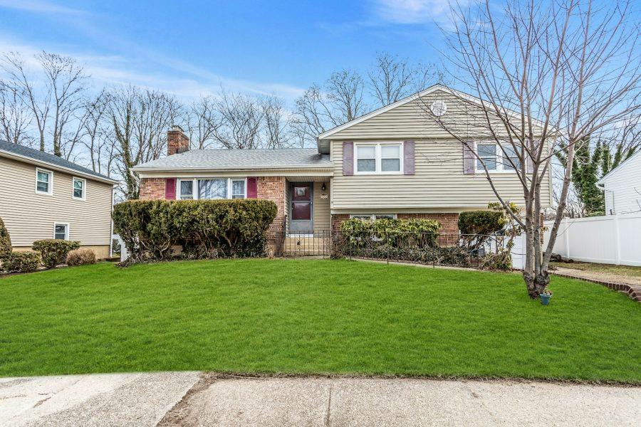 16 Eleanor Road, Plainview, New York image 1