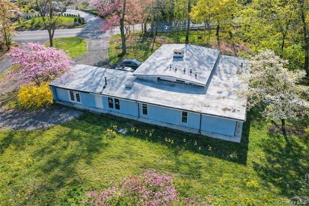 Photo of 107 Wildwood Road, Great Neck, NY 11024 (MLS # 987886)