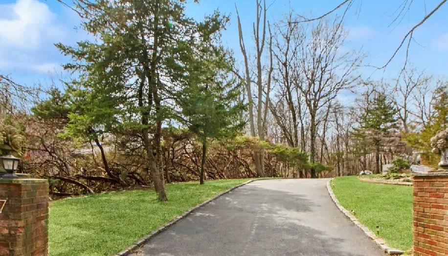 Park Lane, West Harrison, New York - 4 Bedrooms  
4 Bathrooms  
11 Rooms - 