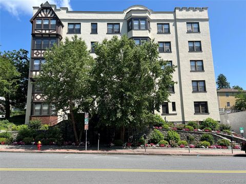 Photo of 56 Pondfield Road W #4A, Bronxville, NY 10708 (MLS # 930658)