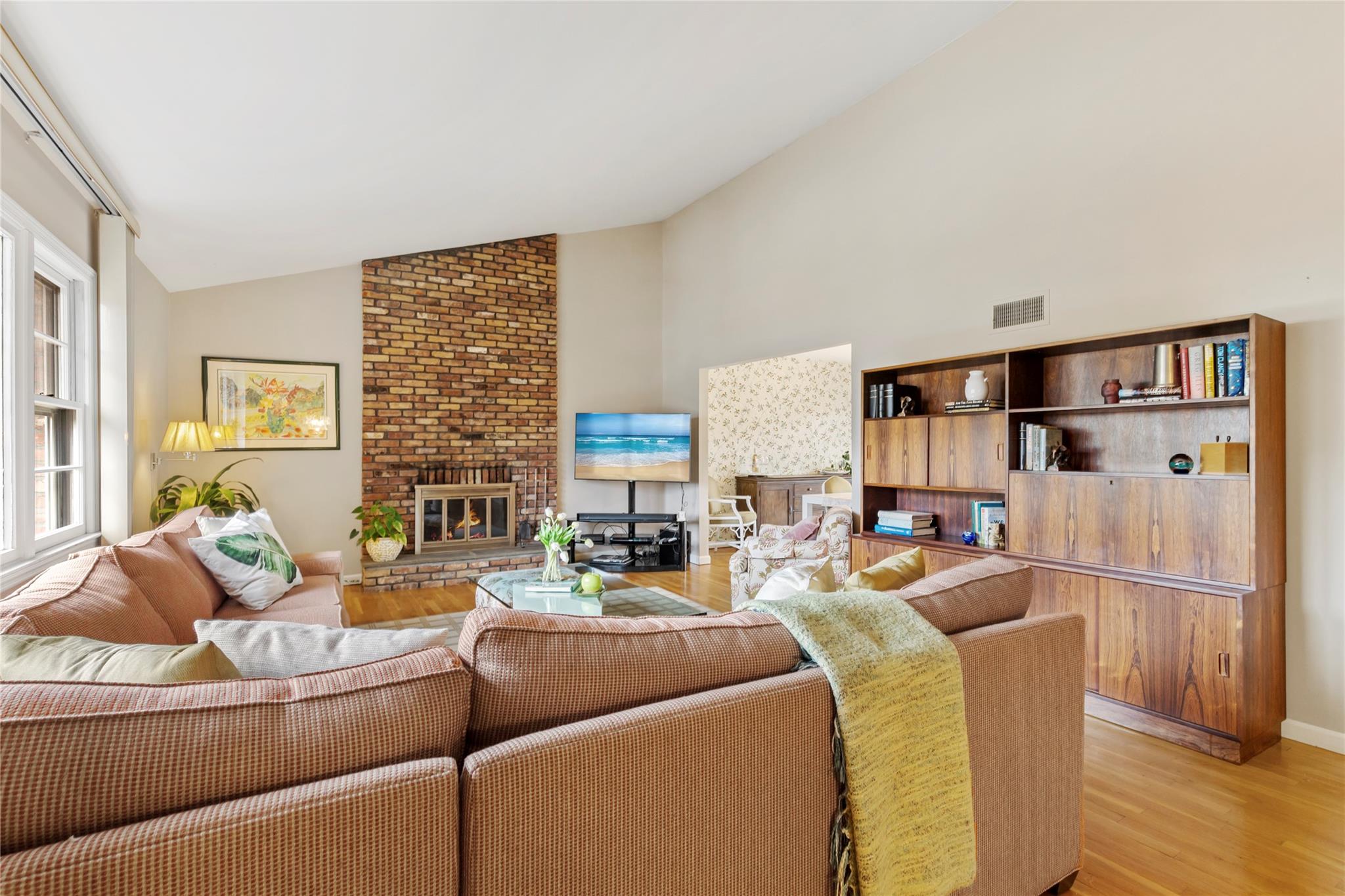 46 Tarryhill Road, Tarrytown, New York image 2