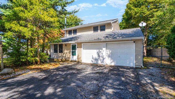 54 RUSTIC AVE, MEDFORD, NY 11763 - Image 12cbb5f034e1289bfa69c97fe1a6ef81/2555007188