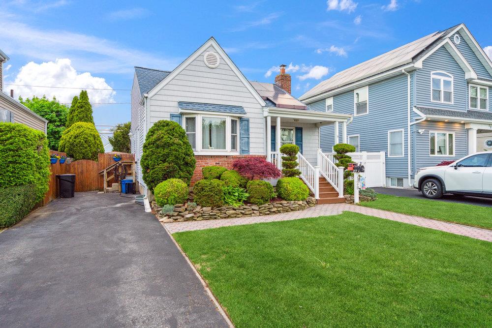 129 Deauville Parkway, Lindenhurst, New York image 5