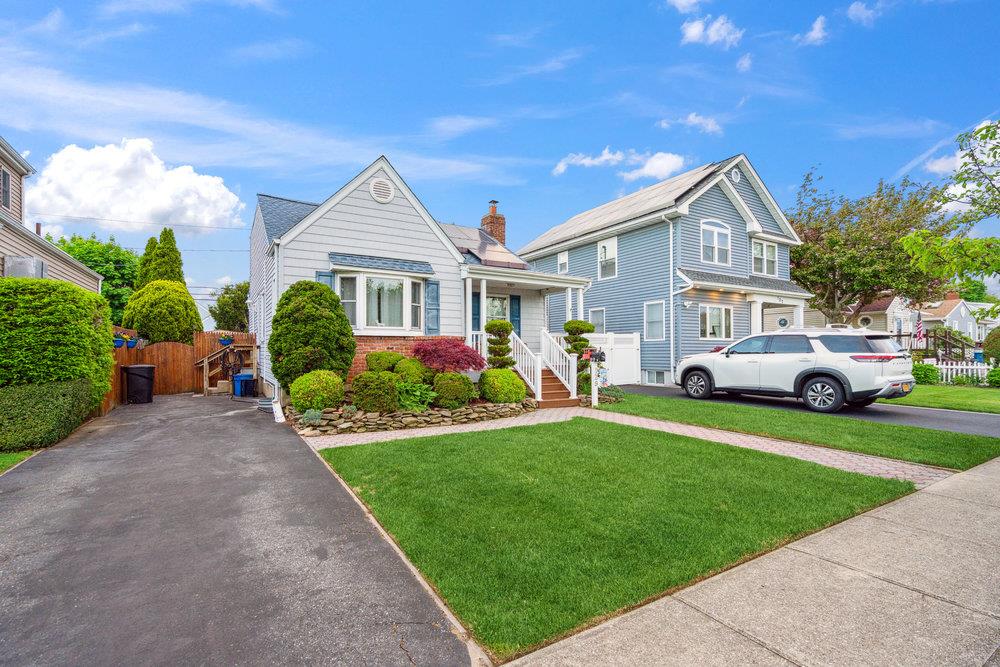 129 Deauville Parkway, Lindenhurst, New York image 6