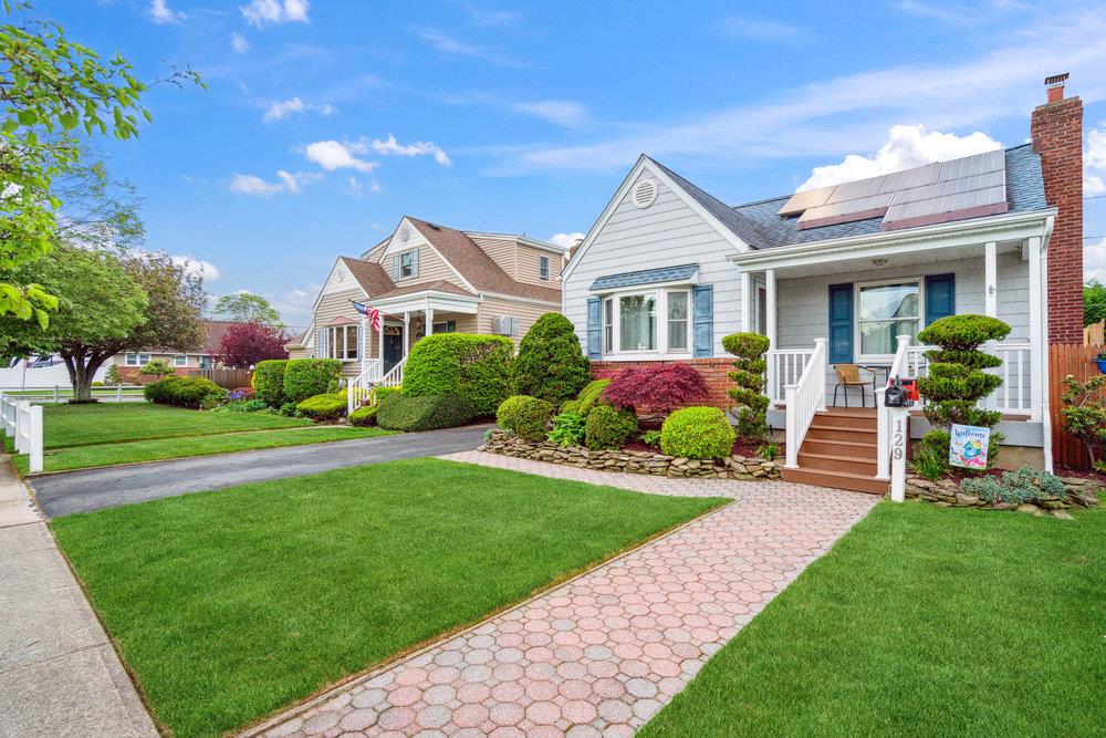 129 Deauville Parkway, Lindenhurst, New York image 4