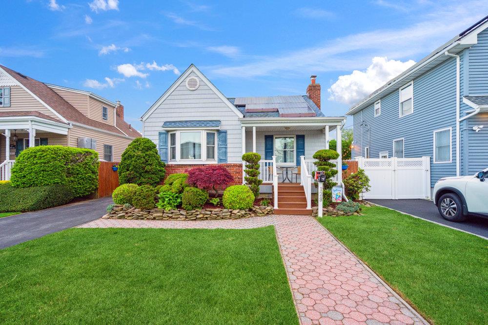 129 Deauville Parkway, Lindenhurst, New York image 2