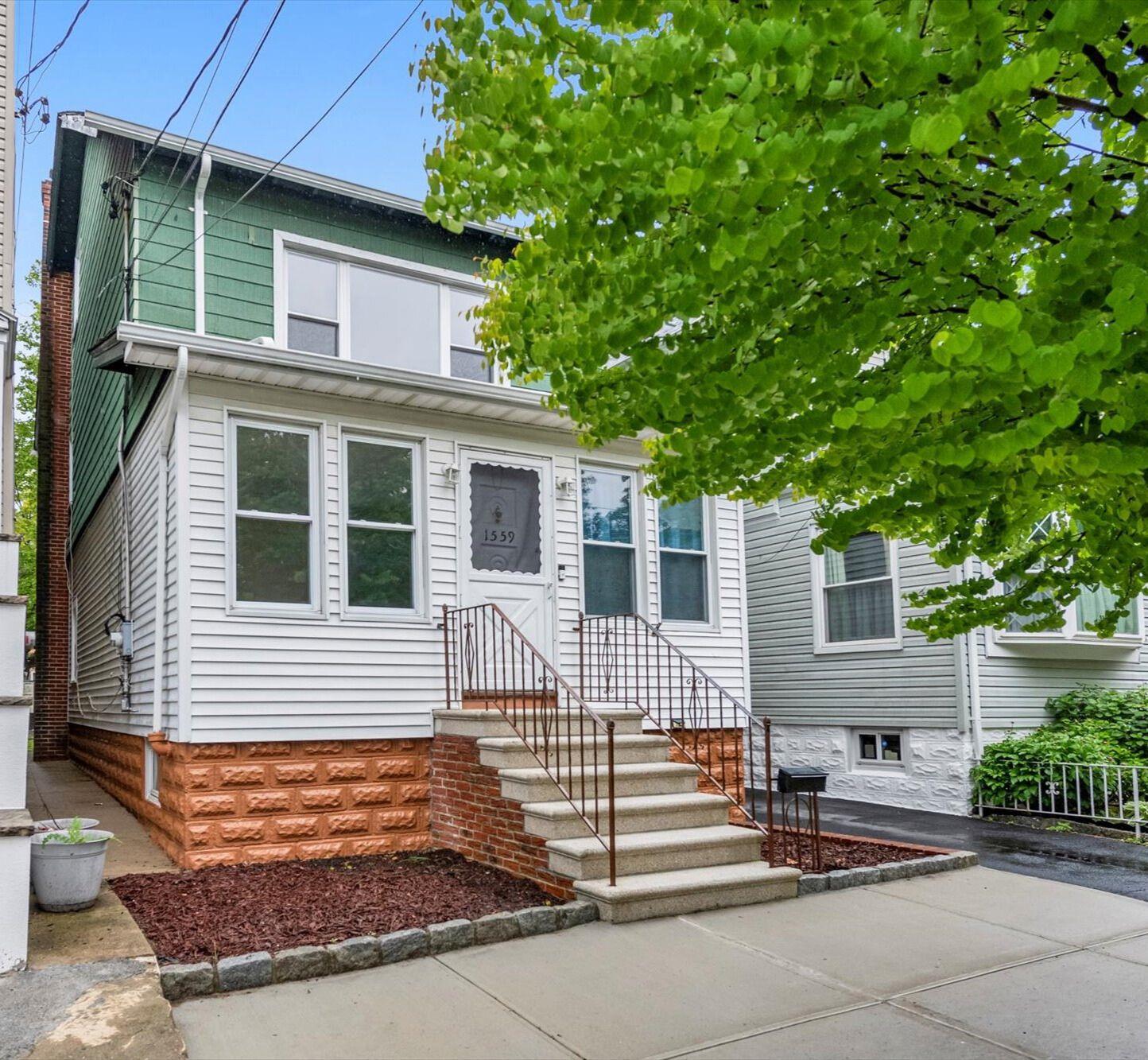 Lurting Avenue, Bronx, New York - 4 Bedrooms  
2 Bathrooms  
11 Rooms - 