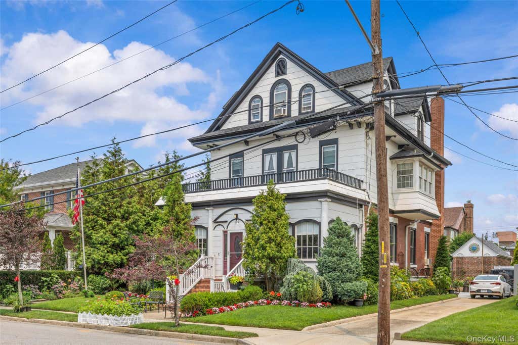 Photo of 190 Beach 137th Street, Belle Harbor, NY 11694 (MLS # 1033528)