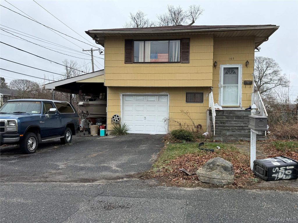 Photo of 103 W 2nd Street, Ronkonkoma, NY 11779 (MLS # 980204)