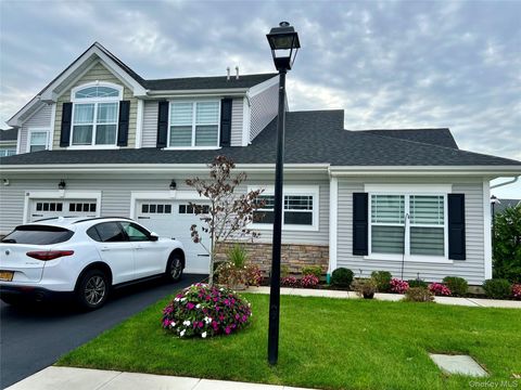 Photo of 37 Willow Circle #37, Coram, NY 11727 (MLS # 886102) Photo of 37 Willow Circle #37, Coram, NY 11727 (MLS # 886102)