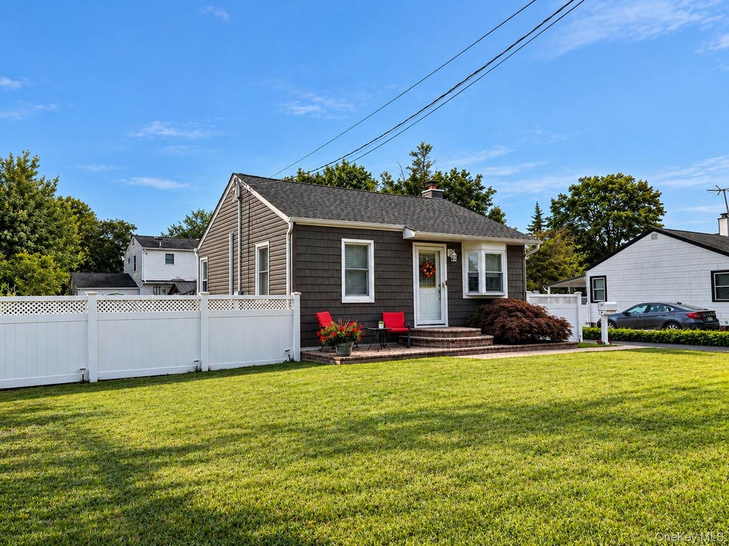 Photo of 1467 4th Street, West Babylon, NY 11704 (MLS # 1019980)