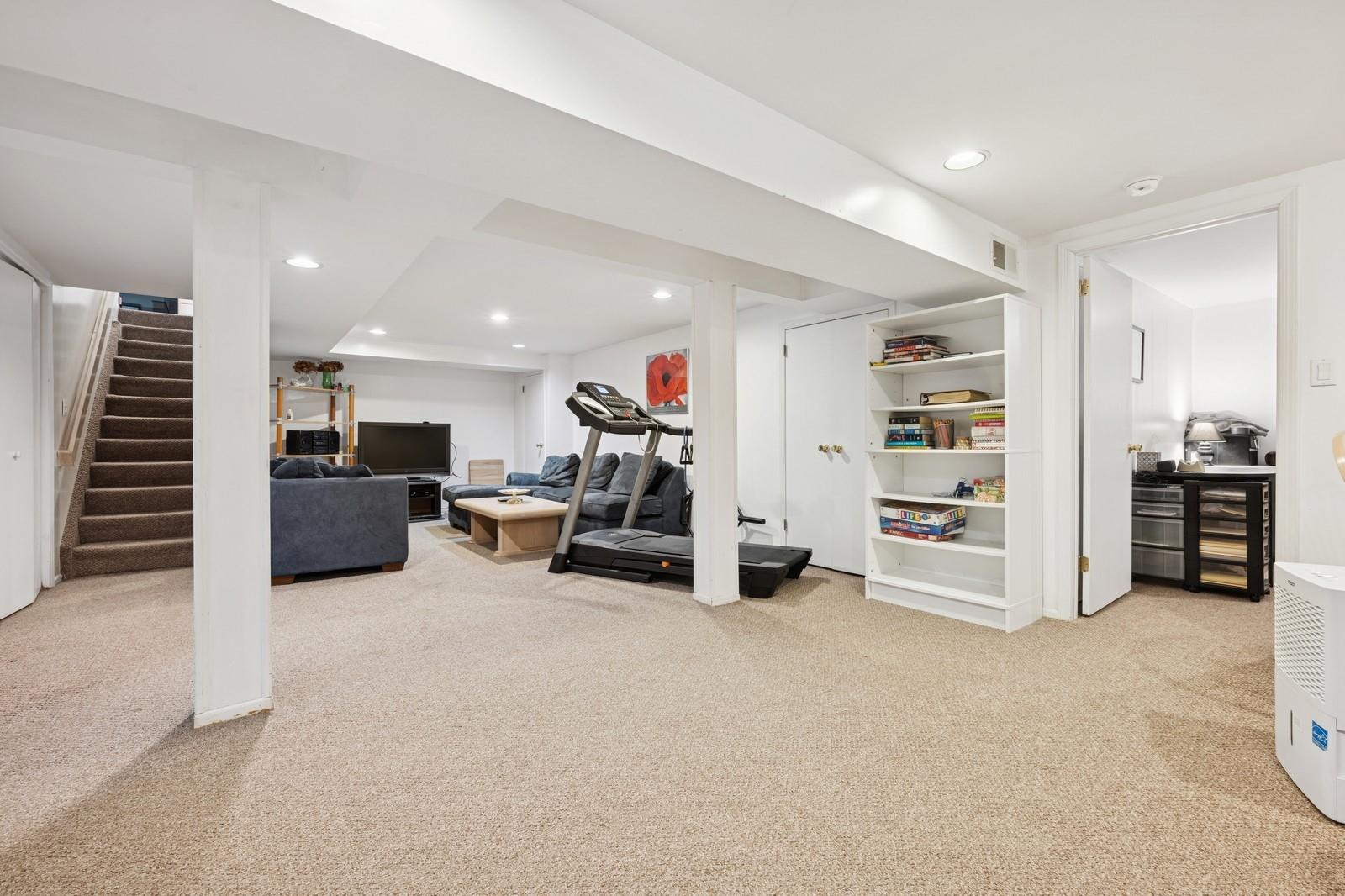 1334 Martin Drive, Wantagh, Florida image 27