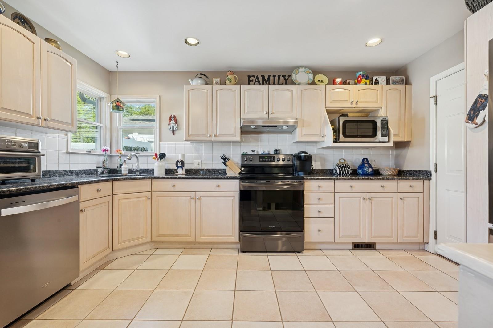 1334 Martin Drive, Wantagh, Florida image 14