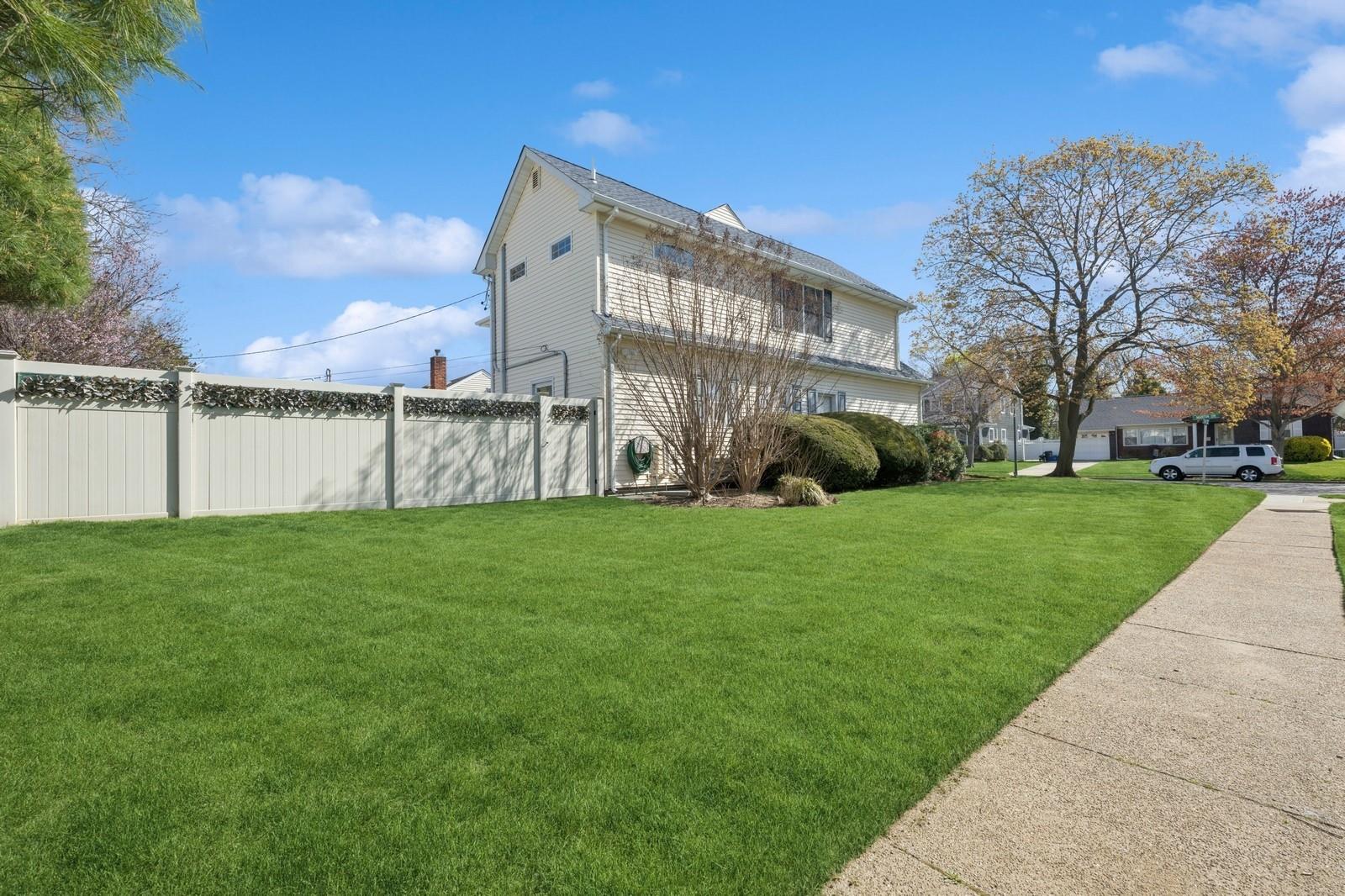 1334 Martin Drive, Wantagh, Florida image 36