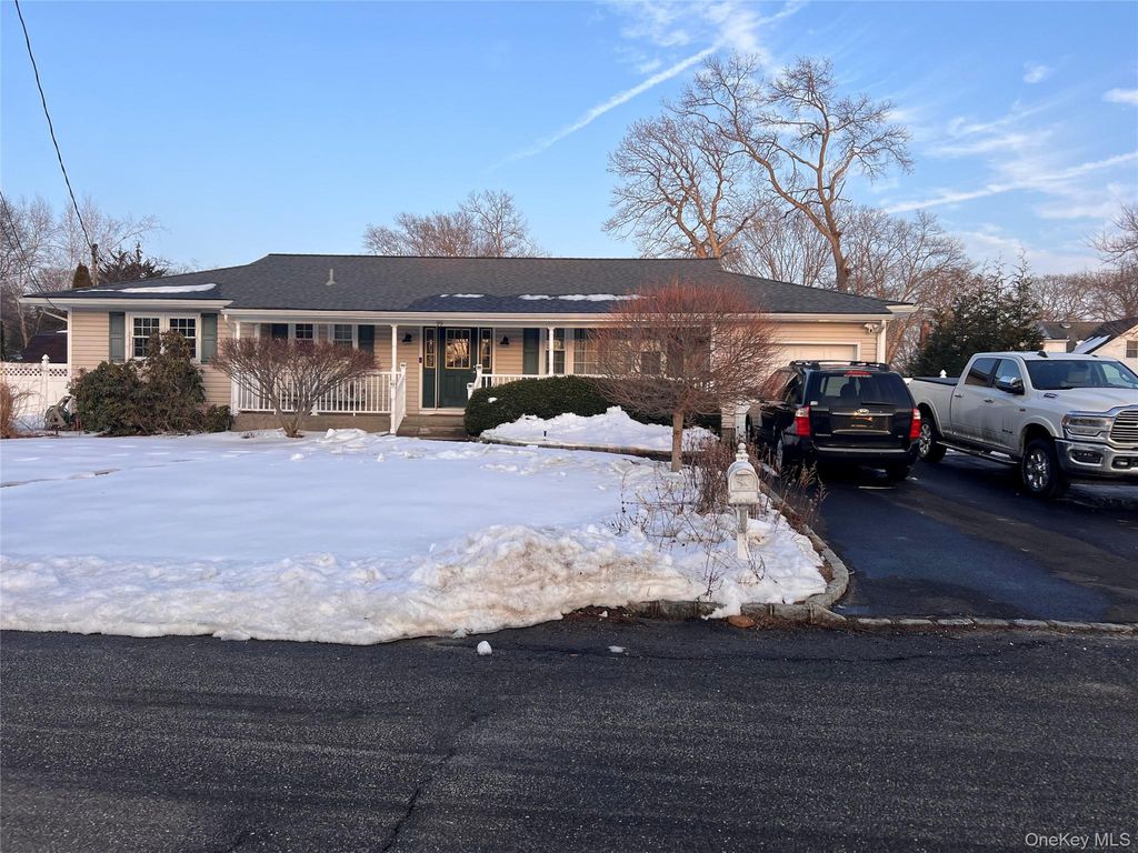 Photo of 99 Brunswick Road, Ronkonkoma, NY 11779 (MLS # 965569)