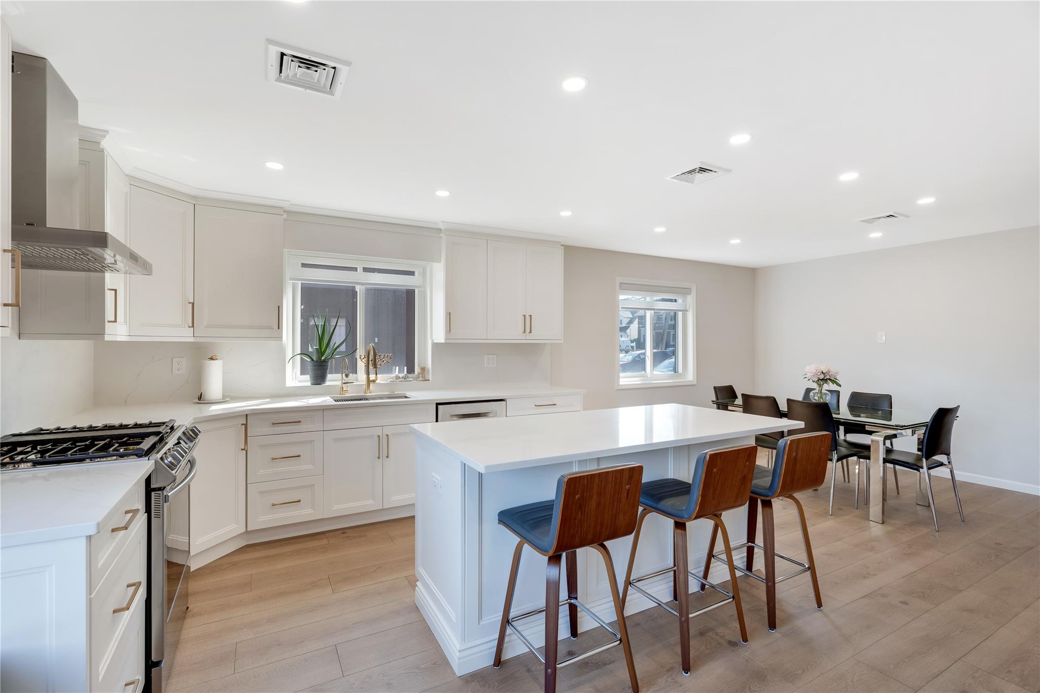 995 West Fingerboard Road Rd, Staten Island, New York image 7