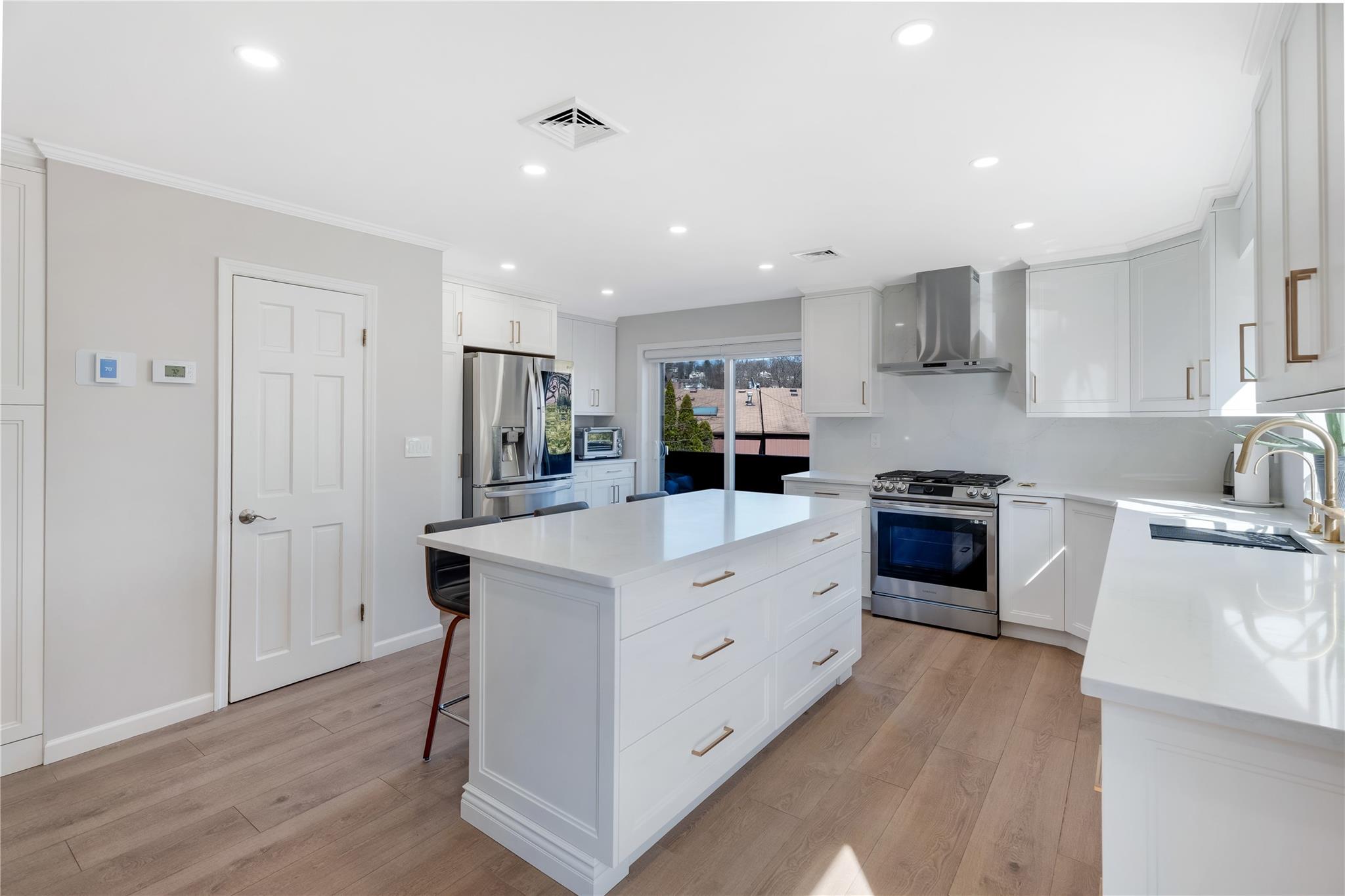 995 West Fingerboard Road Rd, Staten Island, New York image 5
