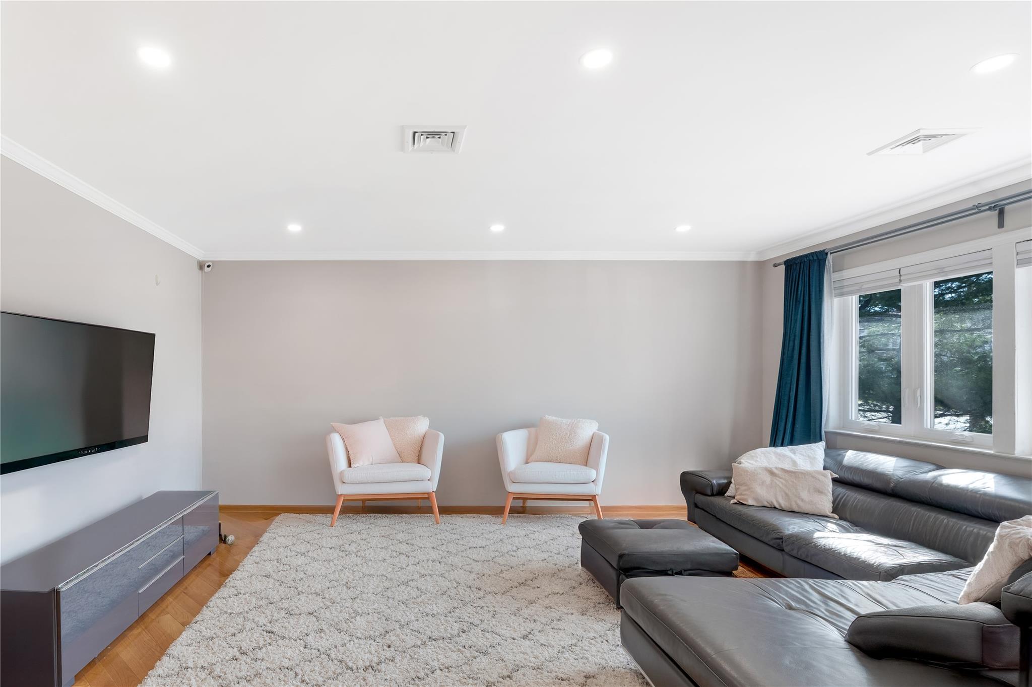 995 West Fingerboard Road Rd, Staten Island, New York image 3