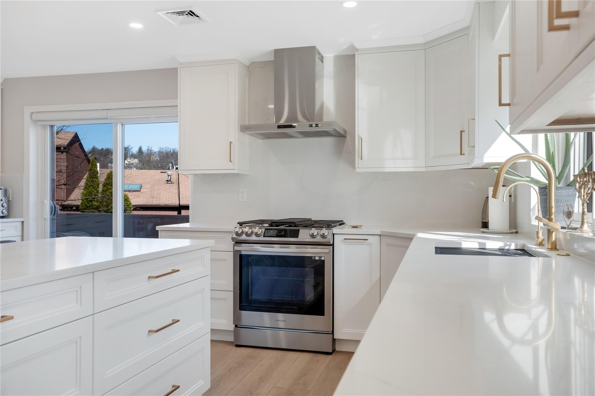 995 West Fingerboard Road Rd, Staten Island, New York image 6