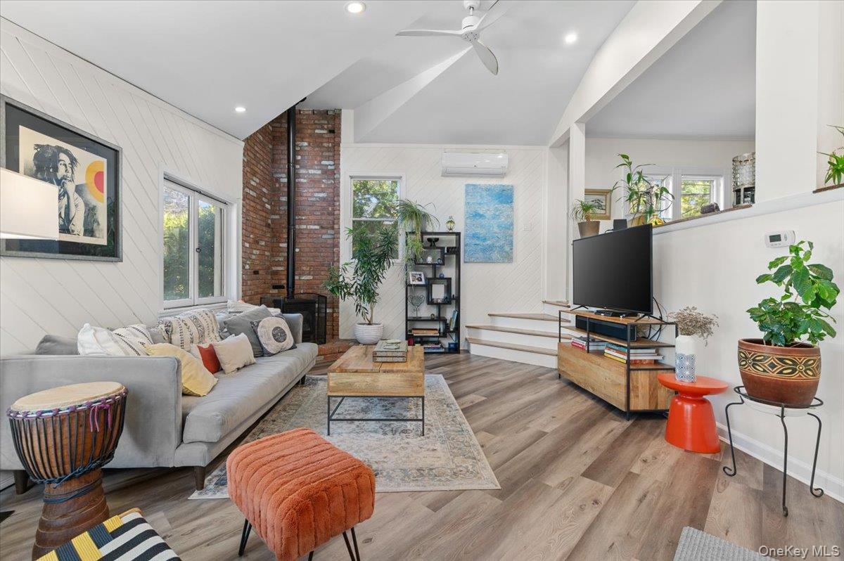 Port Washington, New York 11050, United States, 3 Bedrooms Bedrooms, ,2 BathroomsBathrooms,Residential,Coming Soon,223595