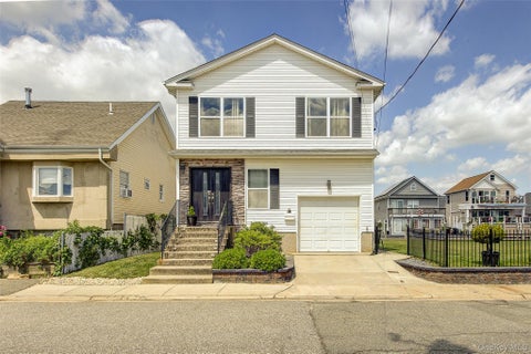 Homes For Sale - 913 Arctic Street<br/> Lindenhurst, NY 11757