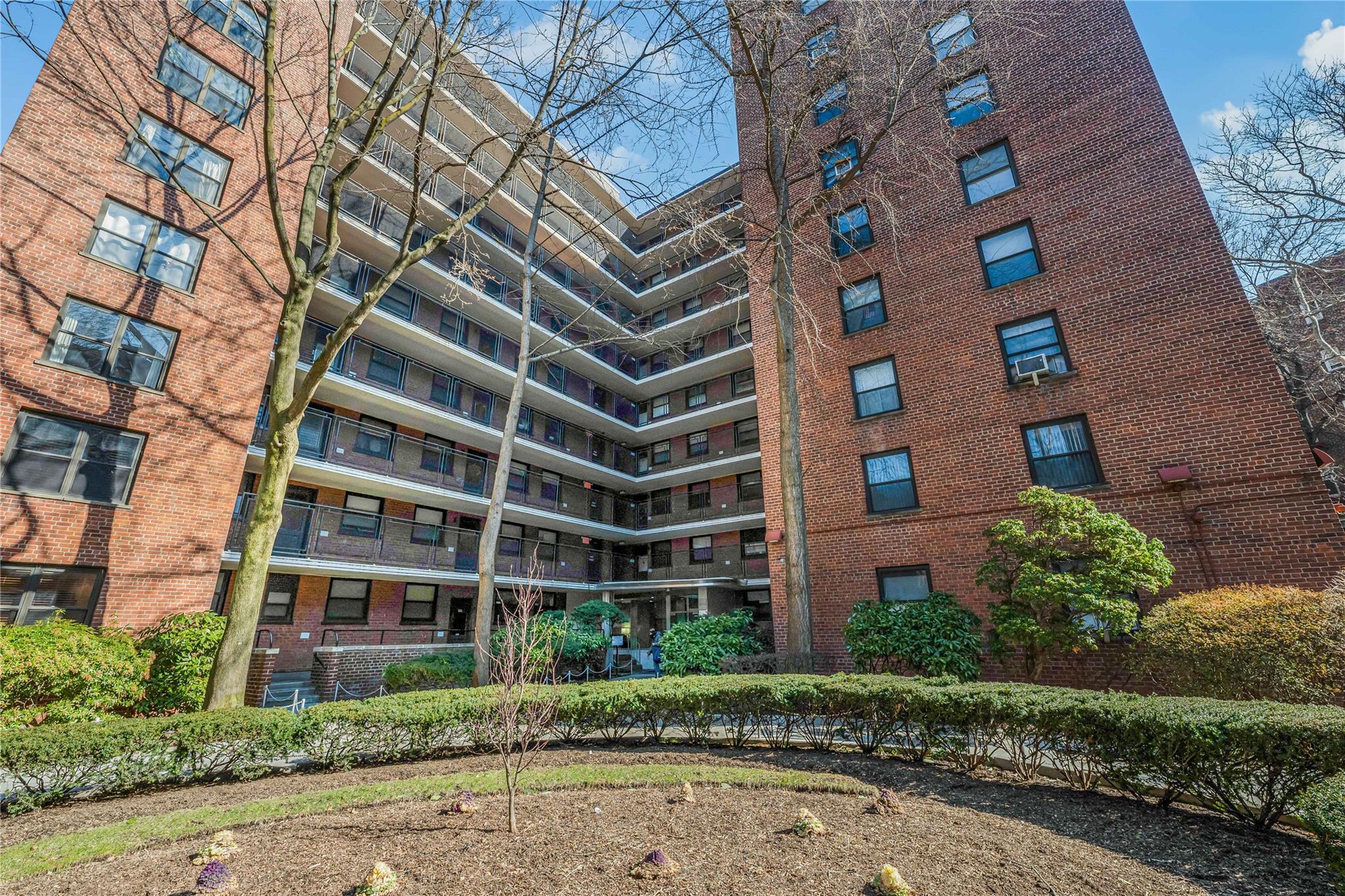 85th St  St 6E, Jackson Heights, Queens, NY - 3 Bedrooms  
1 Bathrooms  
6 Rooms - 