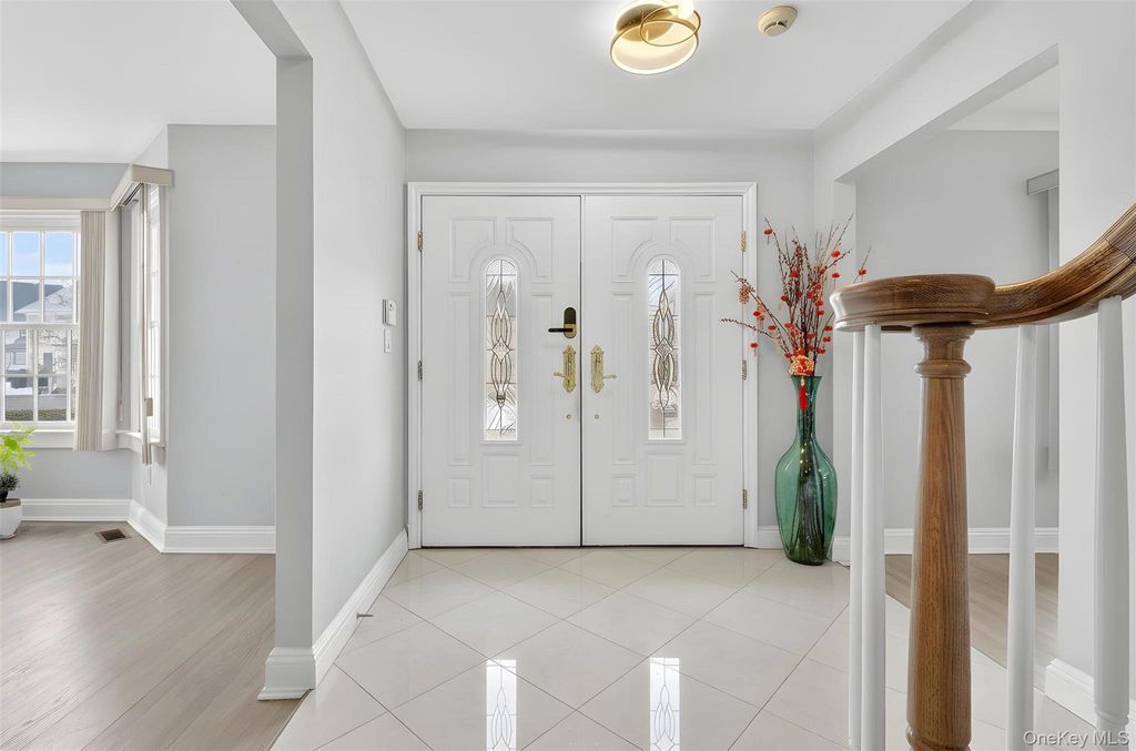 Photo of 14 Mackay Way, Roslyn, NY 11576 (MLS # 969704)