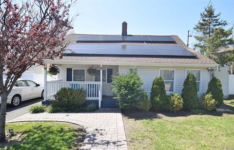 Homes For Sale - 130 Winganhauppauge Road<br/> Islip, NY 11751