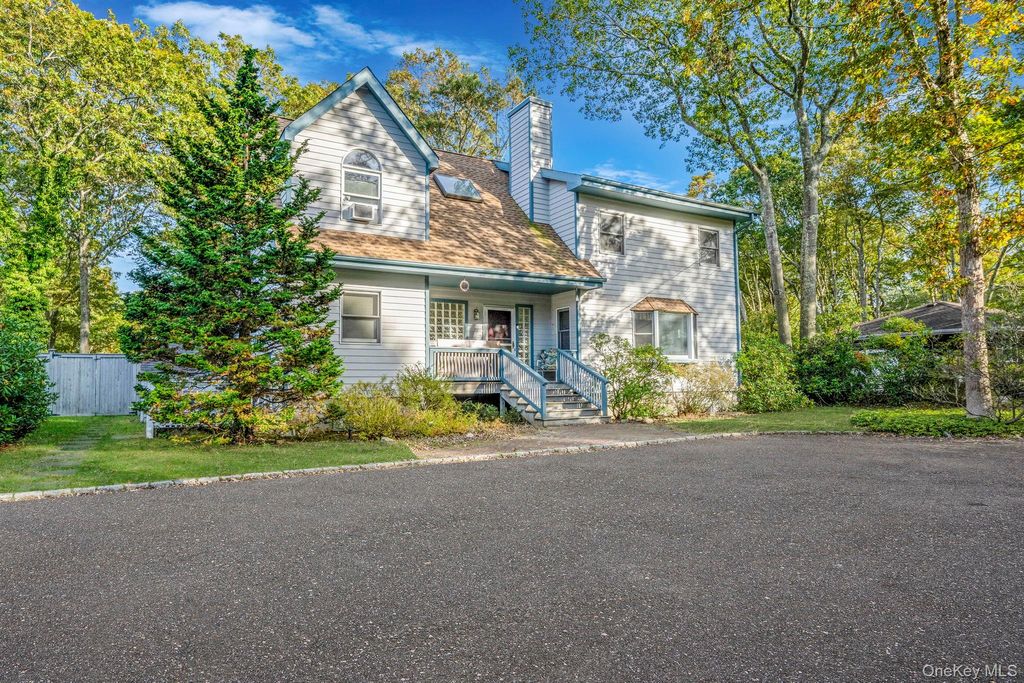 Photo of 484 Brookhaven Avenue, Riverhead, NY 11901 (MLS # 927108)