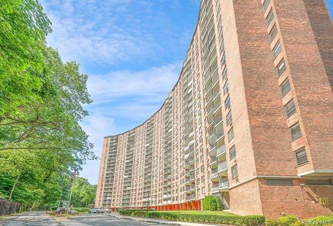 Photo of 90-50 Union Turnpike #11L, Glendale, NY 11385 (MLS # 961441)