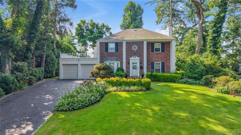 Photo of 34 Soundview Crest, Manhasset, NY 11030 (MLS # 1029938)