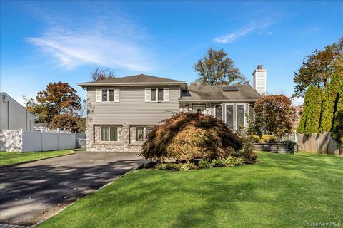 Photo of 25 Estate Road, Smithtown, NY 11787 (MLS # 927920)