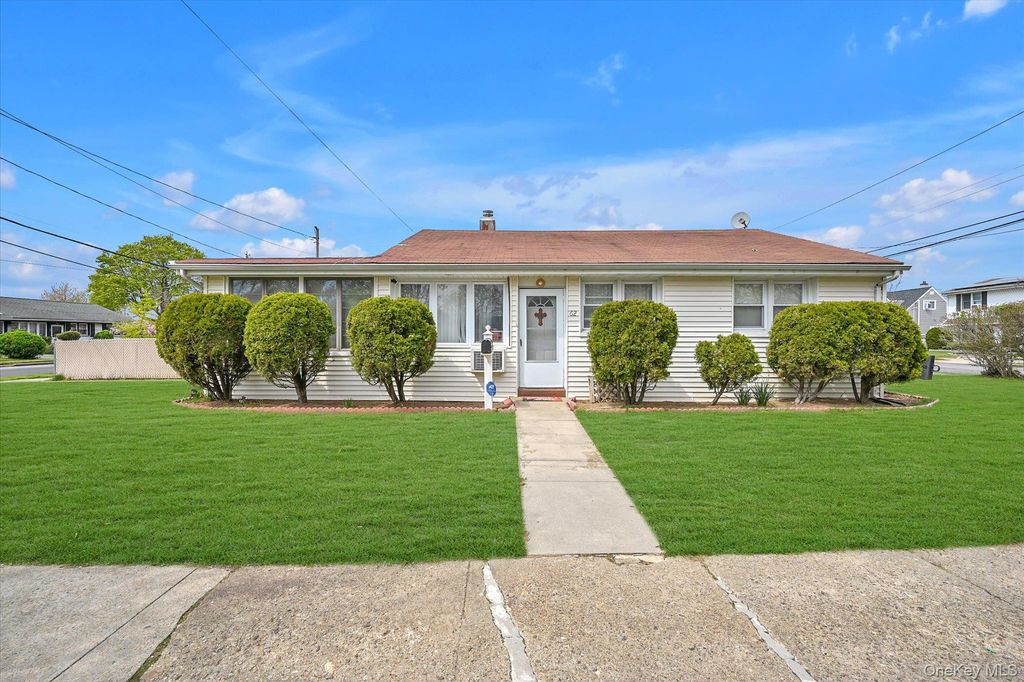 Photo of 62 Wood Lane, Valley Stream, NY 11581 (MLS # 990466)