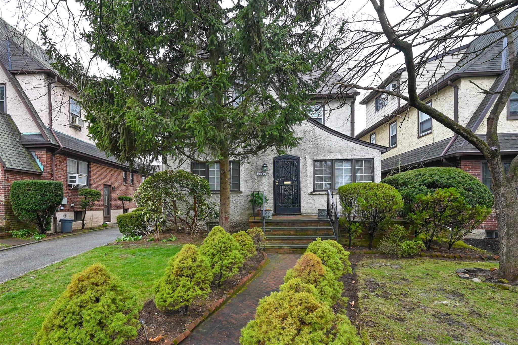 Property for Sale at 167 Street, Flushing, Queens, NY - Bedrooms: 4 
Bathrooms: 2 
Rooms: 11  - $1,208,000