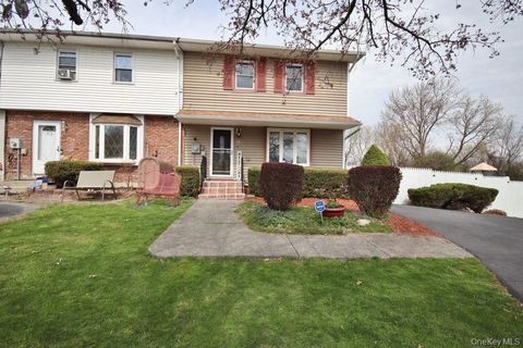 Photo of 35 Black Stallion Court, Middletown, NY 10940 (MLS # 986787)