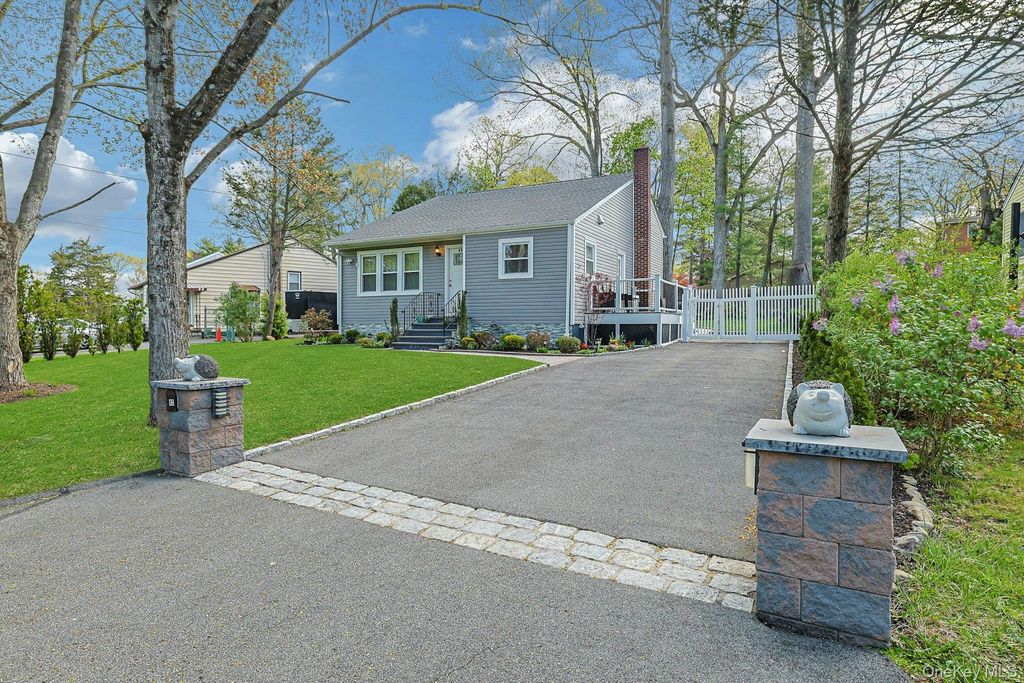 Photo of 40 Sherwood Drive, Nanuet, NY 10954 (MLS # 987335)