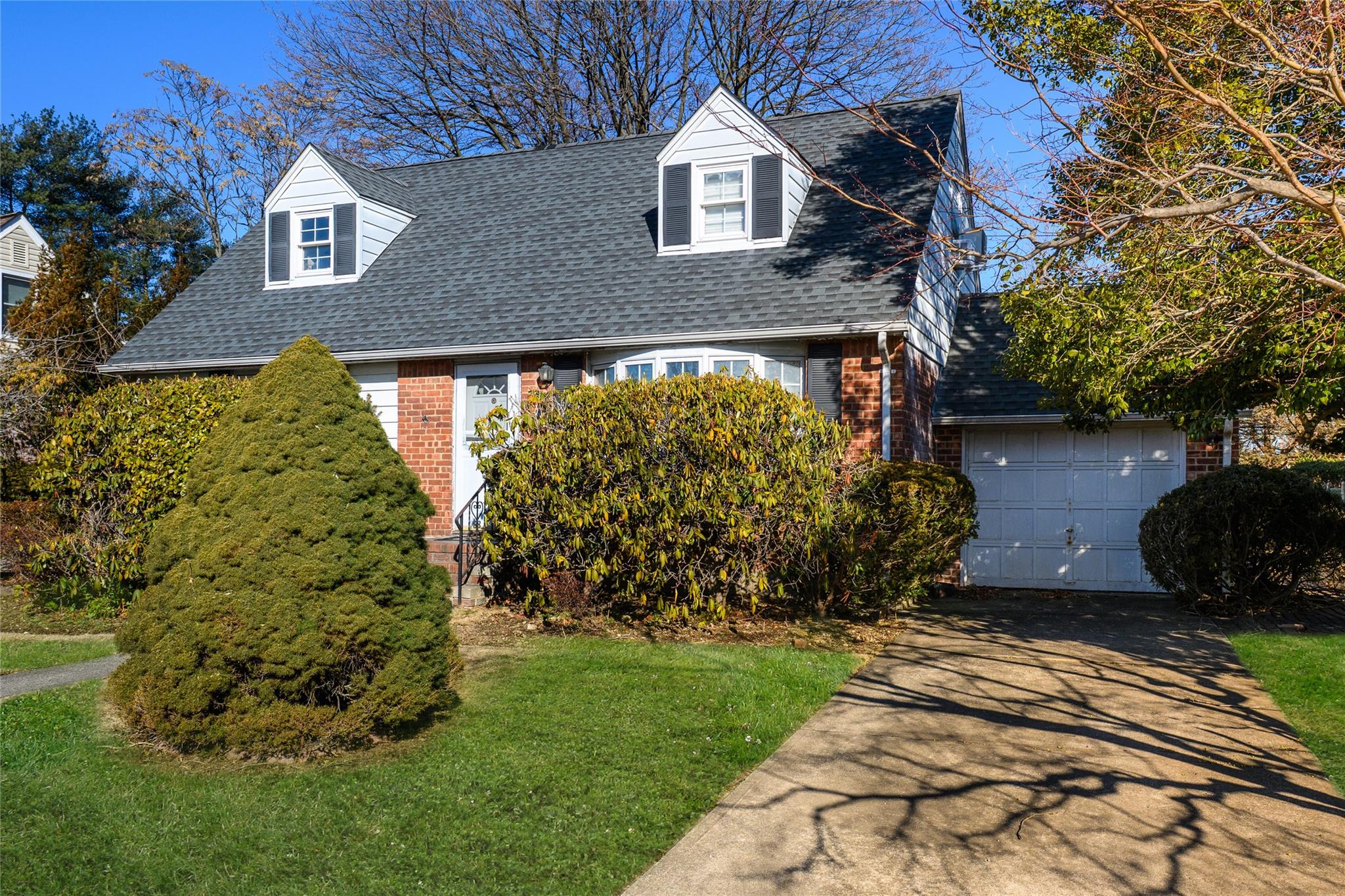 14 Terrace Court, Albertson, New York image 2