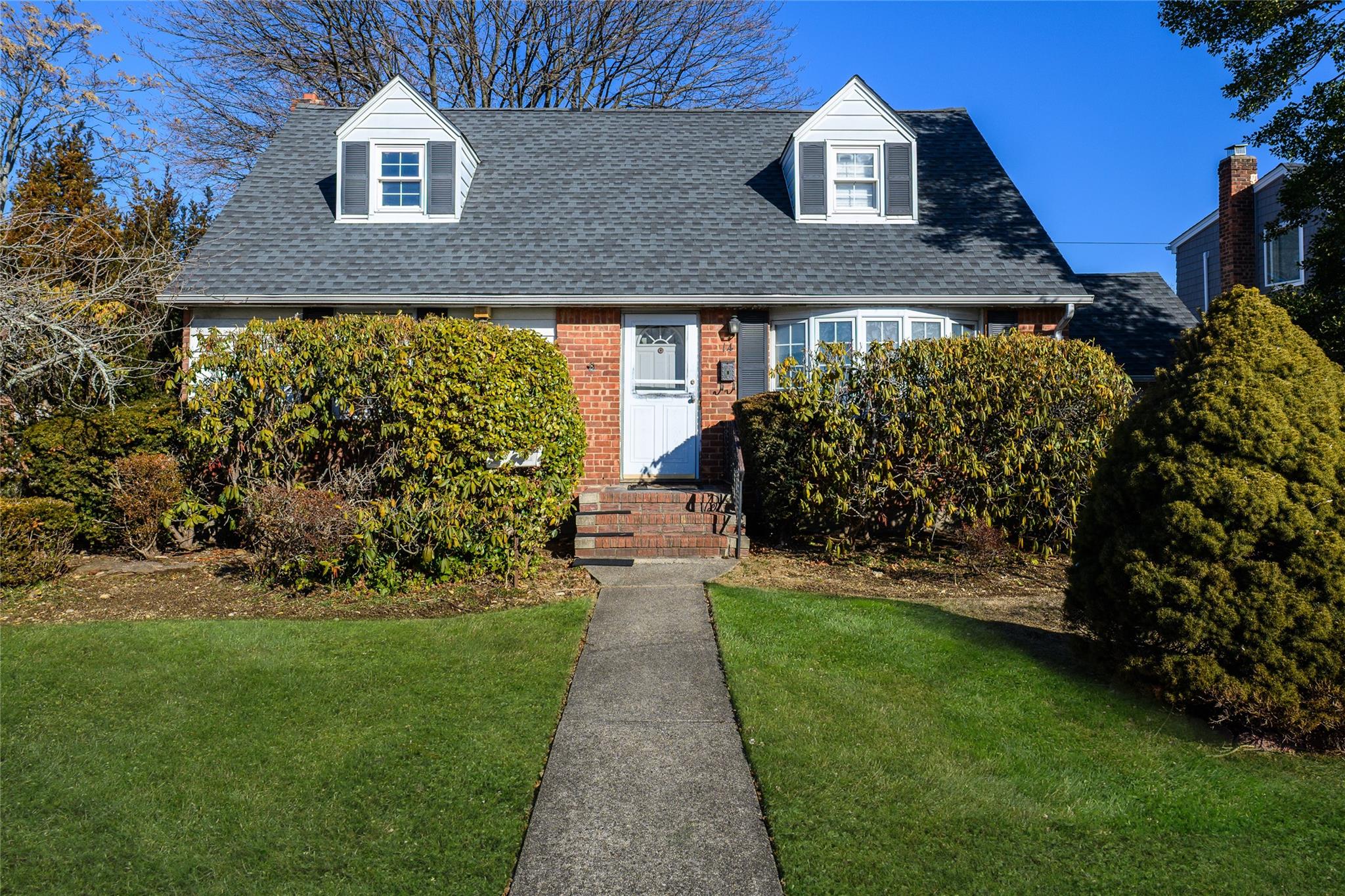 14 Terrace Court, Albertson, New York image 1
