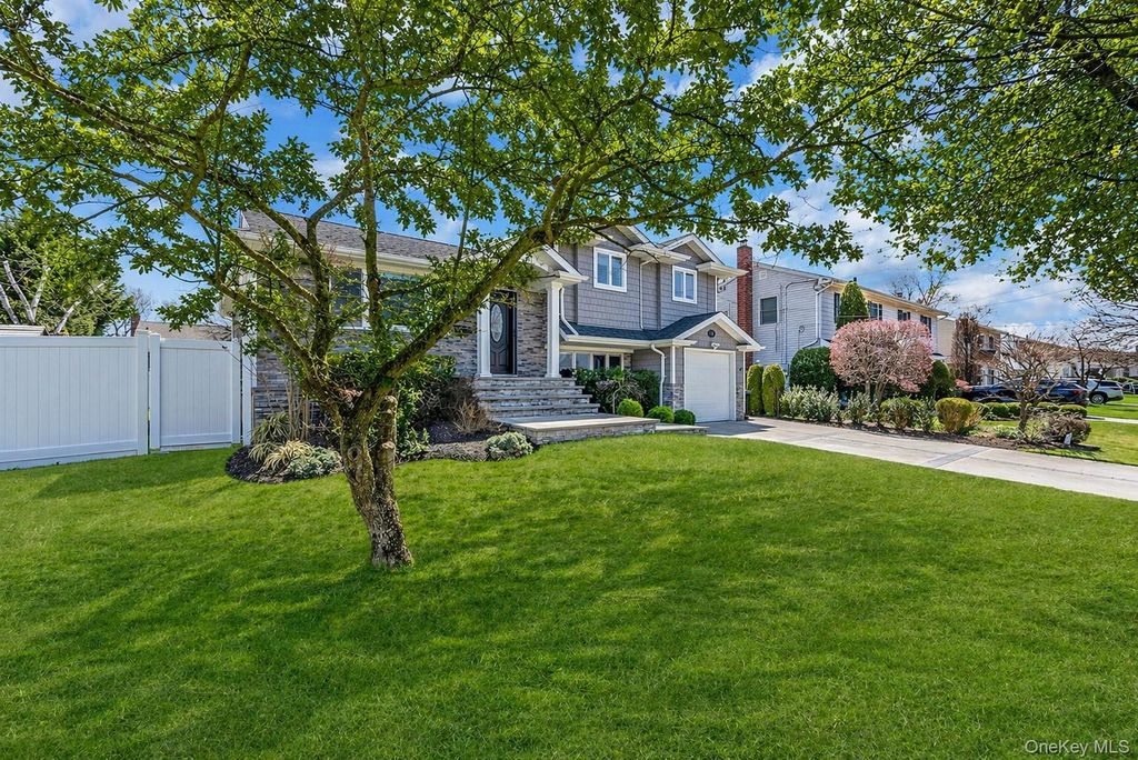 Photo of 2518 Horace Court, Bellmore, NY 11710 (MLS # 988810)