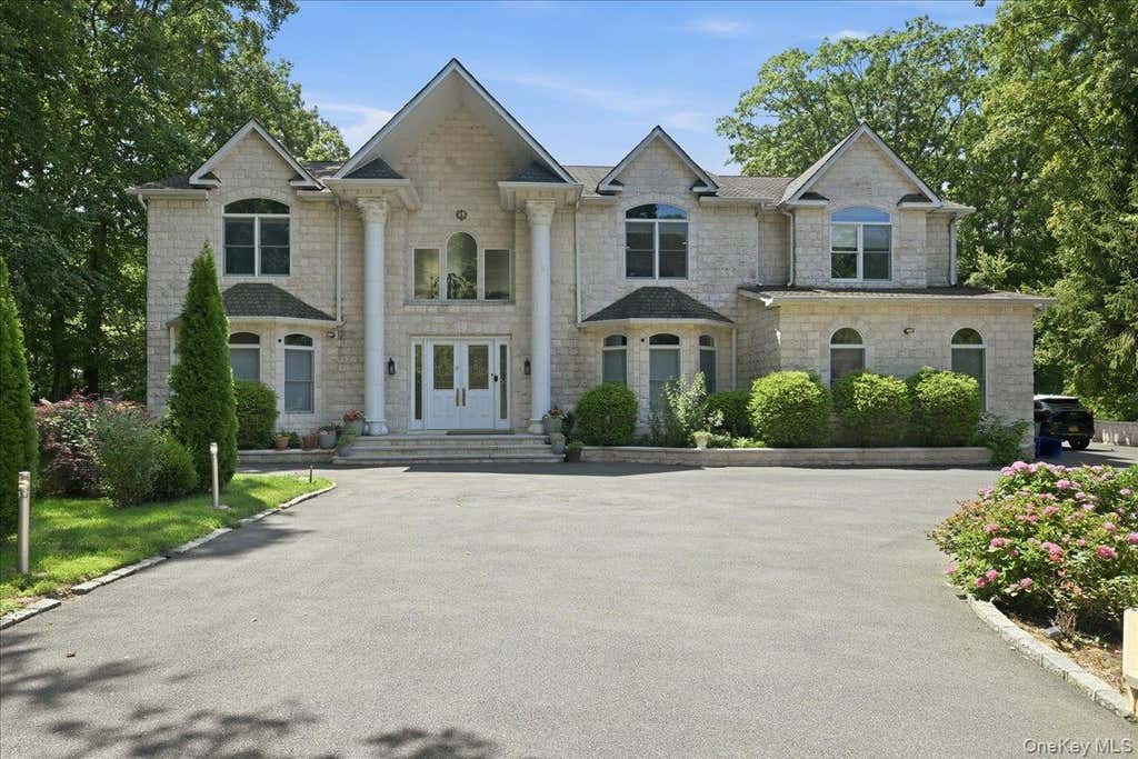 Photo of 8 Headley Way, Woodbury, NY 11797 (MLS # 1028542)