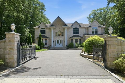 Photo of 8 Headley Way, Woodbury, NY 11797 (MLS # 1028542)