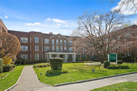 Photo of 101 Old Mamaroneck Road #2A7, White Plains, NY 10605 (MLS # 986094)